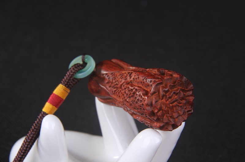 Cabbage lobular rosewood hand piece pendant